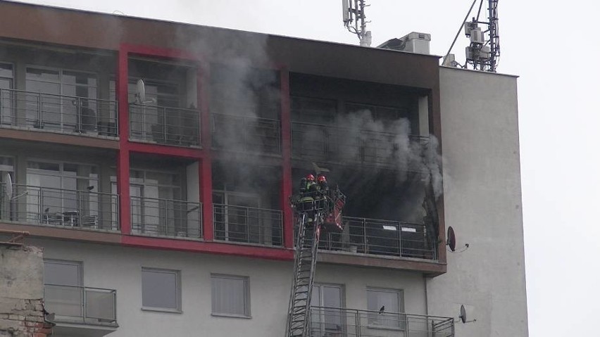 Pożar wybuchł na siódmym piętrze wieżowca