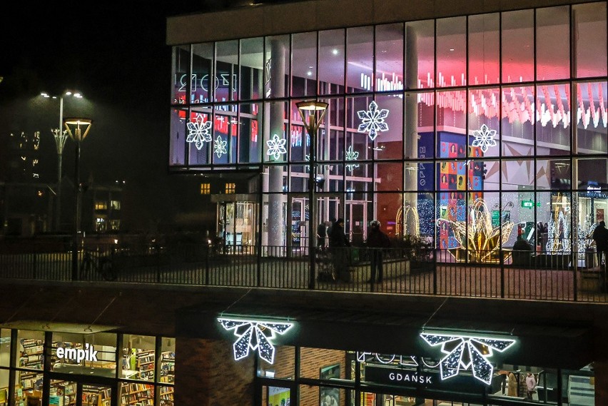 Forum Gdańsk przystrojone na święta Bożego Narodzenia. Rozświetlona choinka i iluminacje w Forum. Zdjęcia