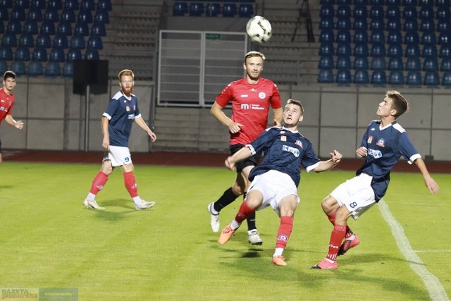 Chemik (czerwone koszulki) stracił punkty we Włocławku i pozycję lidera tabeli 4. ligi