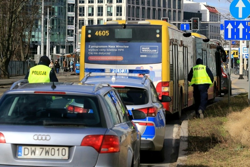 Wypadek przy Wroclavii. Zderzenie autobusu i dwóch aut [ZDJĘCIA]