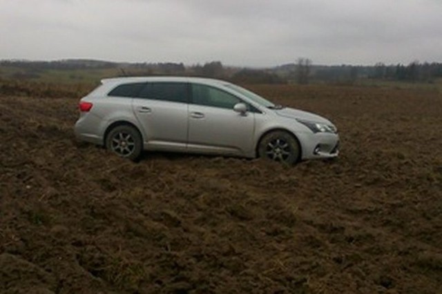 Kierowca uciekającego pojazdu prawdopodobnie nie wyrobił się na zakręcie piaskowej drogi. Zostawił auto w polu i dalej kontynuował ucieczkę pieszo w kierunku granicy polsko-litewskiej. Mimo szybkiego powiadomienia strony litewskiej poszukiwanej osoby nie udało się zatrzymać.