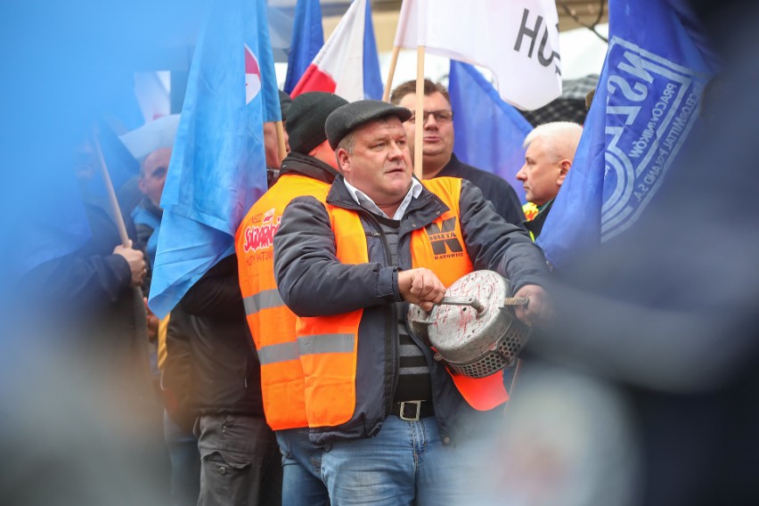 Kraków. Hutnicy protestują. Zablokowali ul. Basztową