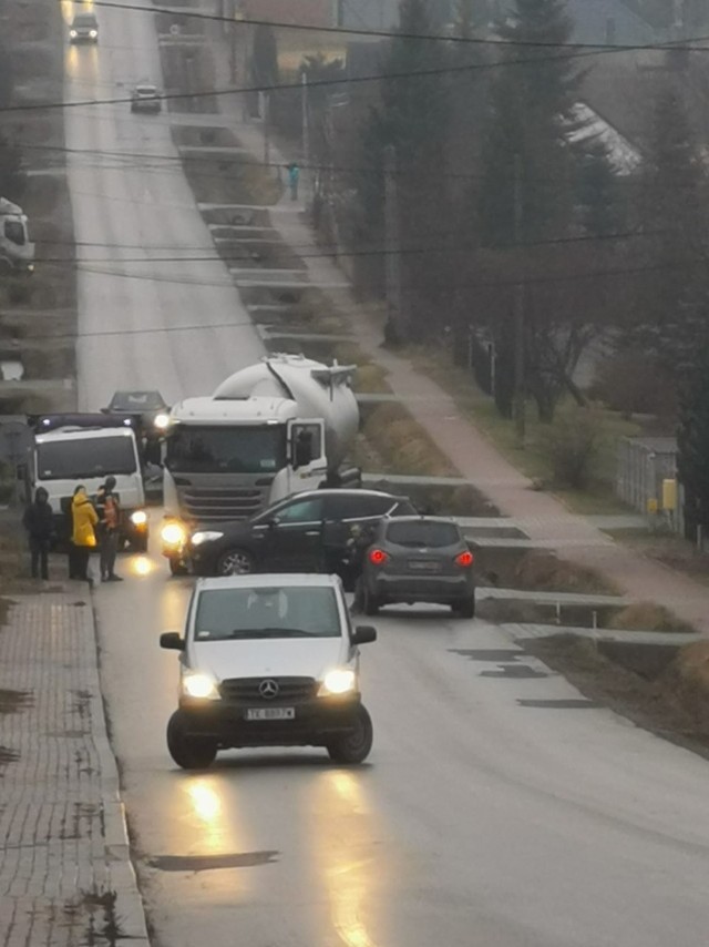 Ślisko na drodze w Tumlinie. Samochody miały kłopot z wyjazdem pod górę.