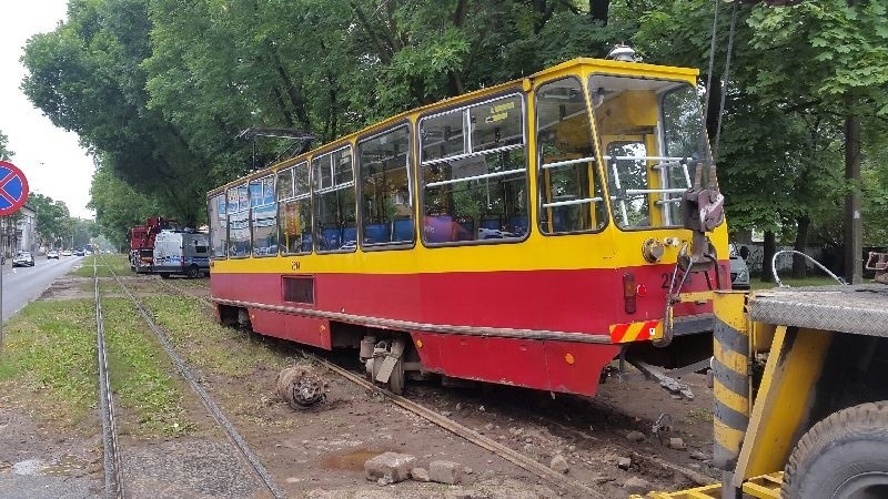 Z tramwaju linii 14 wypadł silnik. Awaria na ulicy Dąbrowskiego