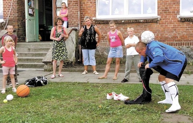 Jausz Chomontek w Strzepowie dał prawdziwy popis swoich umiejętności. Między innymi odbijał piłkę zdejmując w tym czasie dresy.  