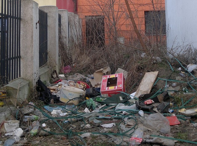 To zaśmiecone podwórko, to także Stare Miasto. Na miejscu można się także przekonać, jak bardzo tu śmierdzi moczem.