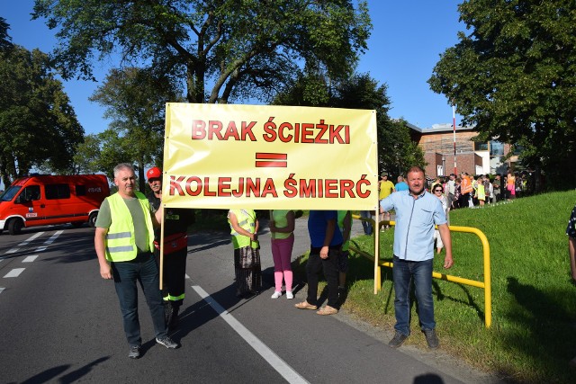 Mimo wakacji na akcję przyszło wiele osób. Byli wszyscy ci, którzy często jeżdżą tą trasą i widzą, jakim jest zagrożeniem. Więcej zdjęć i filmik wideo z protestu na www.pomorska.pl /chojnice