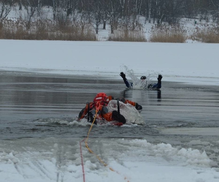 Pod człowiekiem załamał się lód na Bugaju w Piotrkowie. Ćwiczenia straży pożarnej na lodzie [ZDJĘCIA,FILMY]