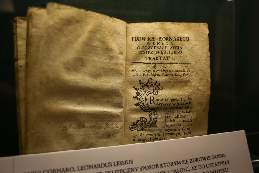 Wystawa dawnych podręczników i encyklopedii. Na niektórych widać notatki średniowiecznych studentów