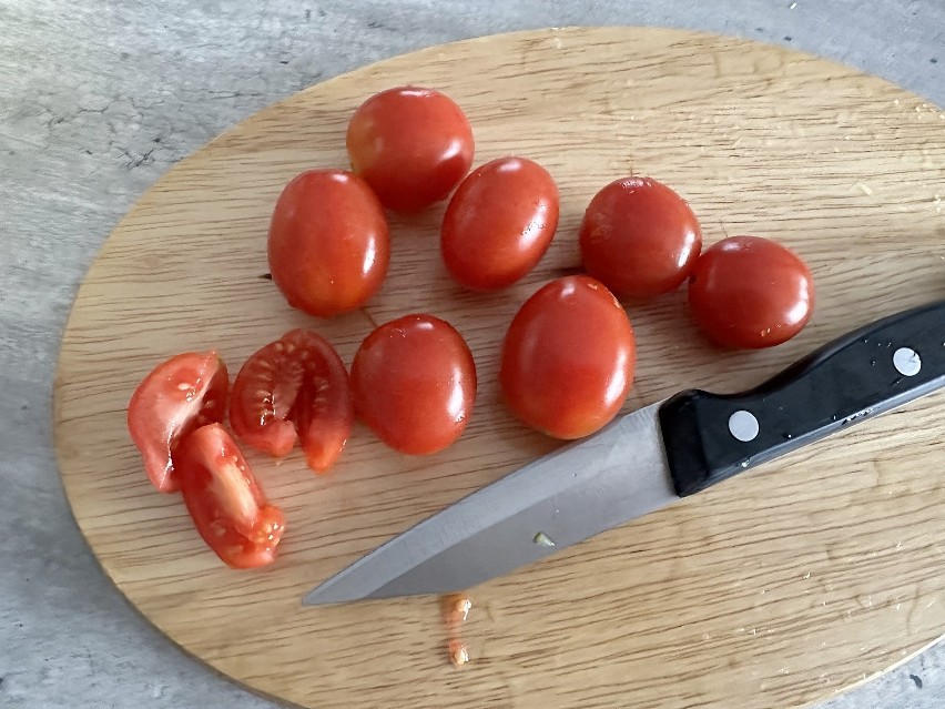 Pomidory lub pomidorki koktajlowe pokrój w plasterki lub...