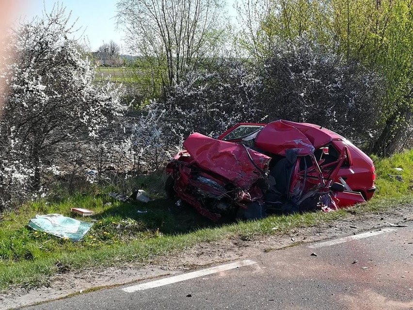 Tragiczny wypadek w Karwaczu (pow. przasnyski) na DW 544. Zderzenie samochodu osobowego z ciężarówką