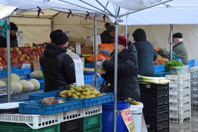 W piątek 28 stycznia na kieleckich bazarach zauważyliśmy lekki wzrost cen niektórych produktów. Za ziemniaki, które przez długie miesiące kosztowały po 1,50 złotych teraz trzeba zapłacić 2 złote, pietruszka i seler zdrożały z 7 na 8 złotych. Wiele produktów zachowało ceny, jak jabłka czy marchewka.    Zobacz ceny popularnych owoców i warzyw na bazarach w Kielcach w piątek 28 stycznia - więcej na kolejnych slajdach >>>