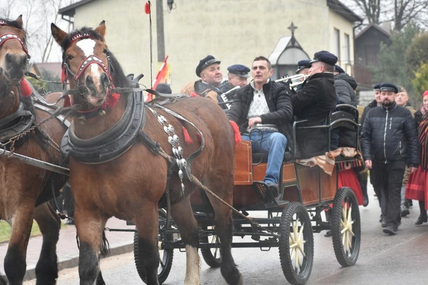 Orszak Trzech Króli 2024 w Brzezinkach. Była bryczka z końmi, kolorowe stroje, radość i słodkości!