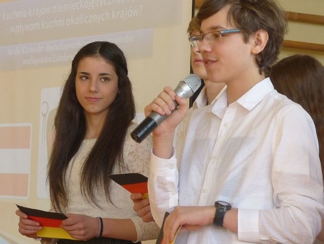 Uczniowie suchedniowskiego gimnazjum opowiadali o kulturze niemieckojęzycznych krajów. Z mikrofonem Adam Fudala, który upiekł austriacki Apfel Strudel.