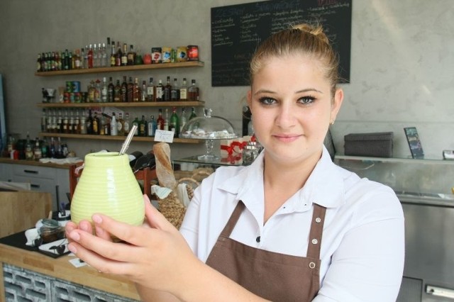Patrycja Młynarczyk, kelnerka w kieleckiej Calimero Cafe prezentuje napój yerba mate, który podawany jest specjalnych naczyniach. Pije się go przez bombillę, czyli rurkę z sitkiem.