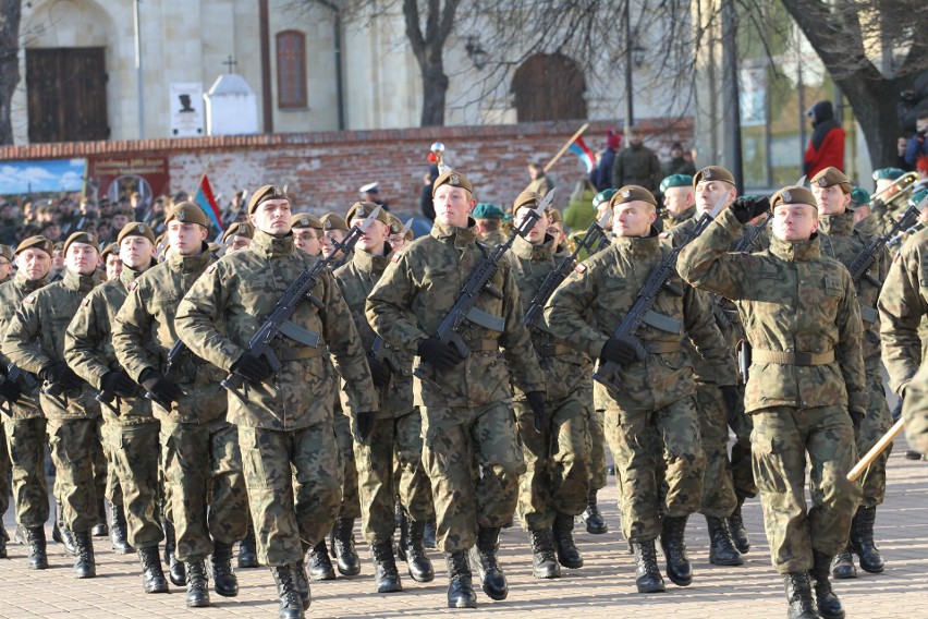 Na Placu Bartosza Głowackiego w Tarnobrzegu  „Terytorialsi” wypowiedzieli rotę przysięgi wojskowej. Było bardzo uroczyście (duzo zdjęć)