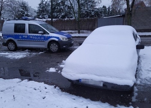 Policjanci przypominają, że na kierującym ciąży obowiązek odśnieżenia dokładnego całego pojazdu, a nie tylko przedniej szyby