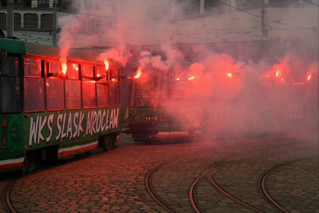 Kibice w swoim stylu świętowali 75-lecie klubu poprzez pomalowanie jednego z tramwajów.