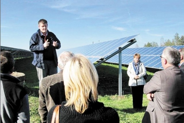 Wójt gm. Sokoły oraz radni podczas wyjazdu studyjnego oglądali pierwszą w Polsce elektrownię słoneczną w gm. Wierzchosławice. Podobną chcą mieć u siebie.