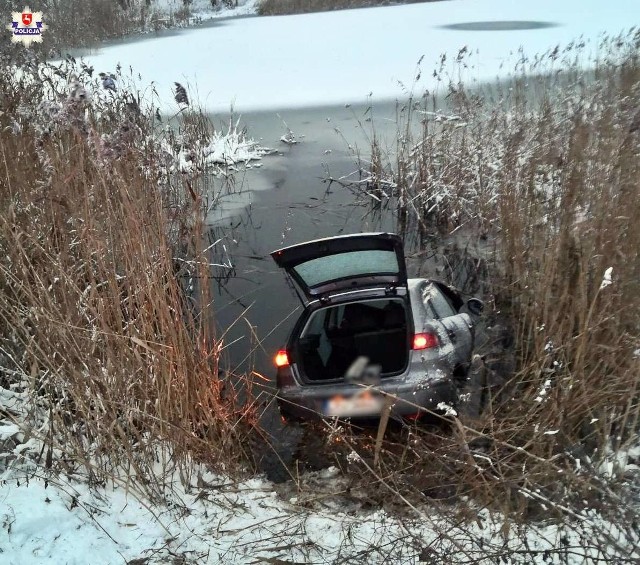 Seat wylądował w przydrożnym stawie