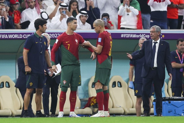 Cristiano Ronaldo wchodzi na boisko w 73. minucie jako rezerwowy w meczu ze Szwajcarią. Pepe przekazuje mu opaskę kapitana reprezentacji Portugalii. Selekcjonera Fernando Santosa (z prawej) irytuje opieszałość zawodników