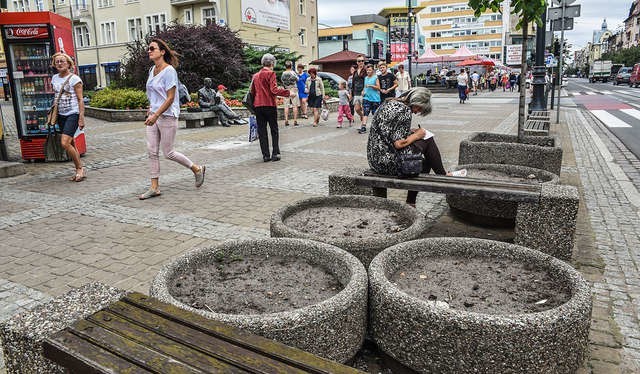 Wkrótce można się spodziewać, że donice na ul. Gdańskiej przestaną straszyć pustką i szarością. Roślin w tym miejscu bydgoszczanie spodziewali się już od maja...