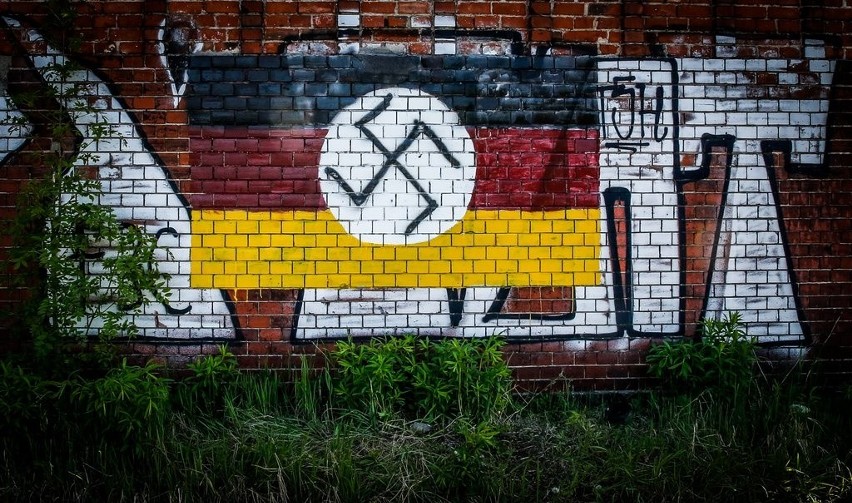 Swastyka i napis na Polskim Haku. Zniknęły zamalowane przez robotników z prywatnej firmy modernizującej nabrzeża