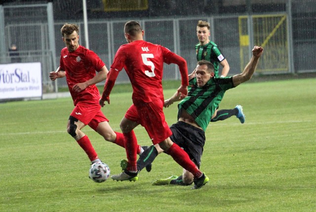 Tomasz Płonka (na zielono-czarno) i jego koledzy ze Stali przegrali z Sandecją 2:3