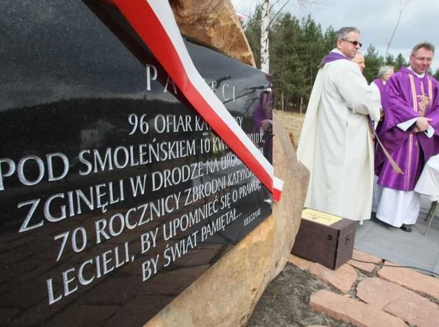 W niedzielę w Kielcach odsłonięto tablicę upamiętniającą katastrofę smoleńską. Wokół niej rośnie 96 dębów.