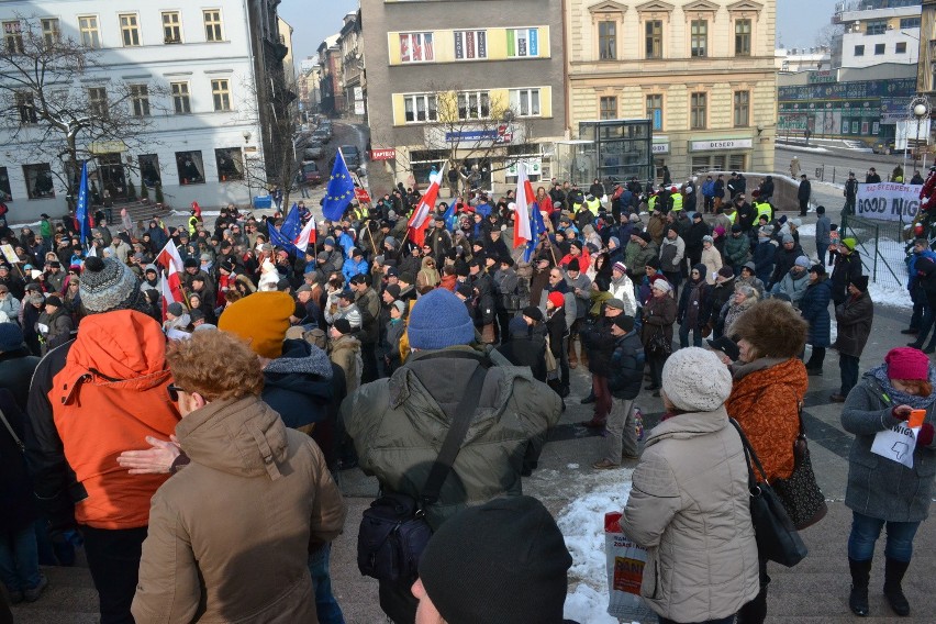 Manifestacja KOD w Bielsku-Białej. Mróz, demokracja, narodowcy i... poseł Pięta [ZDJĘCIA]