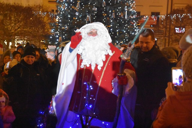 Rybnik: Choinka już świeci, na Rynku pojawił się Mikołaj