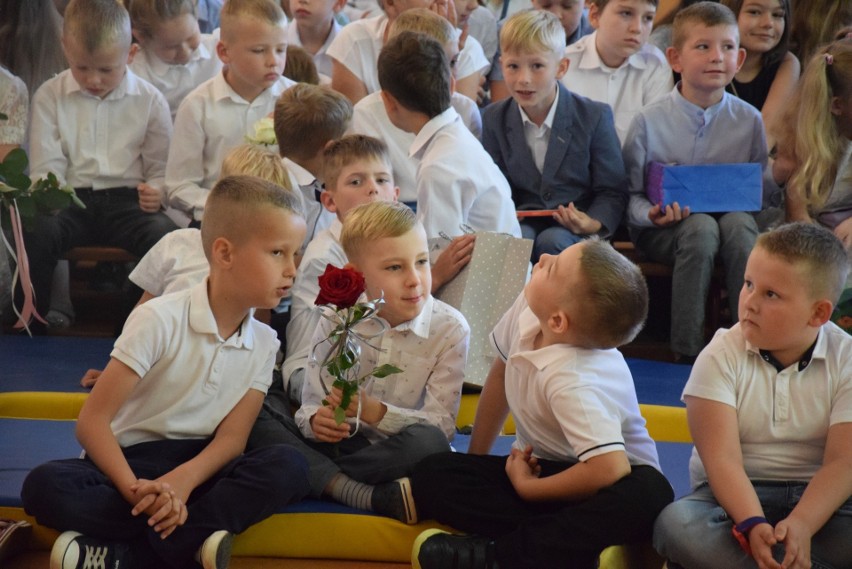 Uczniowie szkół z gminy Bodzentyn uroczyście zakończyli rok szkolny, były życzenia i gratulacje. Zobaczcie zdjęcia