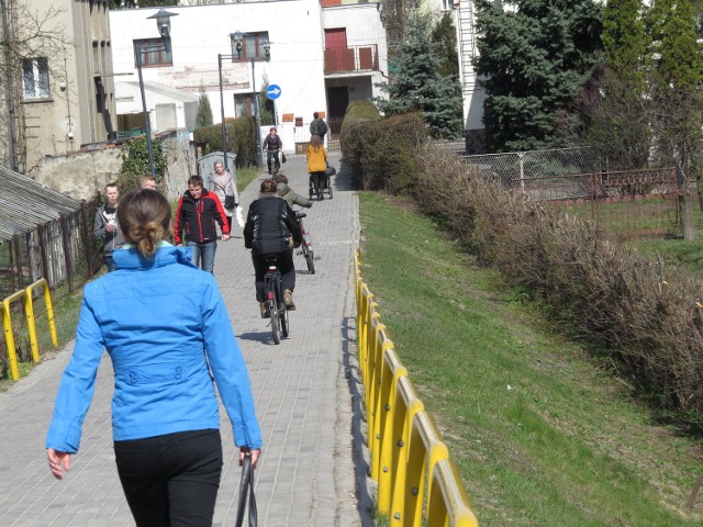 Rowerzyści jeżdżą po Brodnicy - omijając ulice.