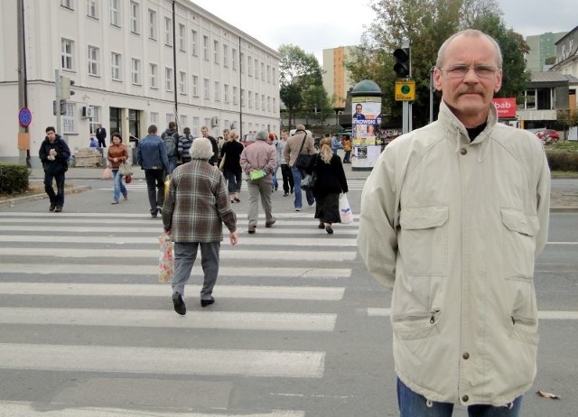 - Wreszcie nie trzeba przebiegać przez te pasy. Chociaż dla starszych ludzi zielone mogłoby świecić się jeszcze o kilka sekund dłużej &#8211; powiedział pan Sławomir, którego spotkaliśmy przy przejściu na ulicy Beliny-Prażmowskiego.