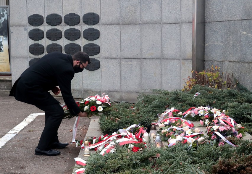 39. rocznica wprowadzenia stanu wojennego w Polsce. Kwiaty pod bramą stoczniową w Szczecinie. Pamiętamy o bolesnej rocznicy - 13.12.2020