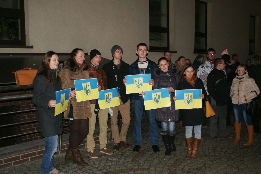 Uczestnicy spotkania przed WSB solidaryzują się z narodem...