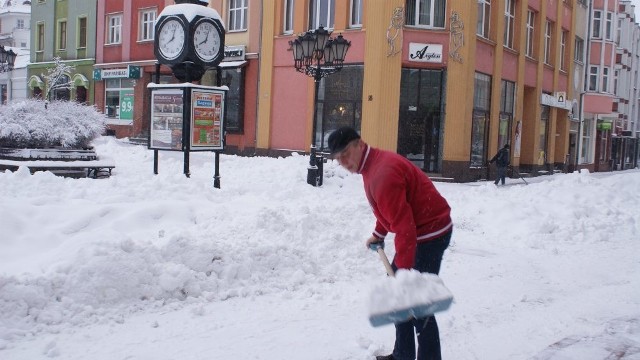 Na Starym Rynku można było swobodnie przejść, ale tylko wzdłuż odśnieżonych ścieżek. Ok. godz. 8 teren przy swoich sklepach odśnieżali handlowcy