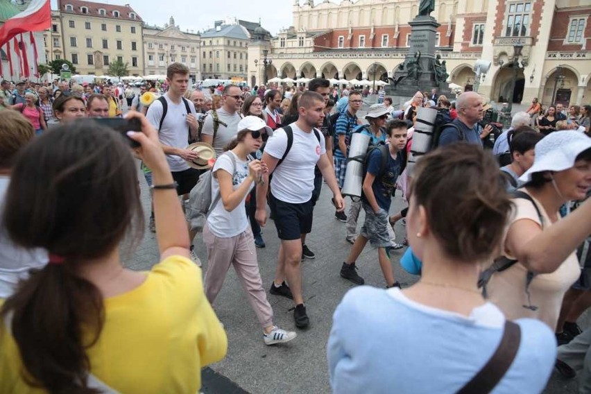 Kraków. Pielgrzymi tłumnie ruszyli na Janą Górę [ZDJĘCIA]