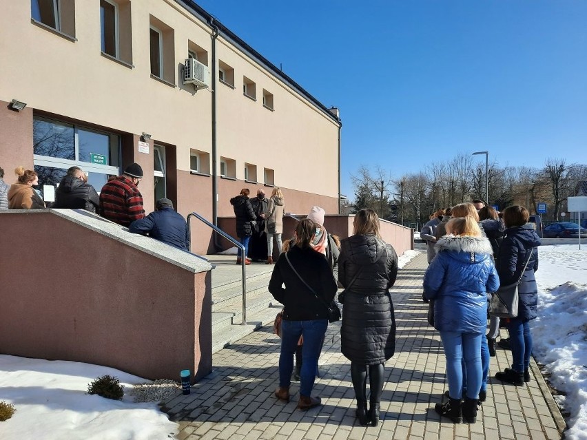 Rodzice przeciwni likwidacji szkoły w Kobylanach. Spotkali się z burmistrzem [ZDJĘCIA]