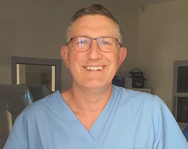 dr n.med. Paweł Szkaradek , lekarz okulista, specjalista w dziedzinie zaćmy, jaskry i chirurgii szklistkowo-siatkówkowej we Wrocławskim Eye – Laser Cente