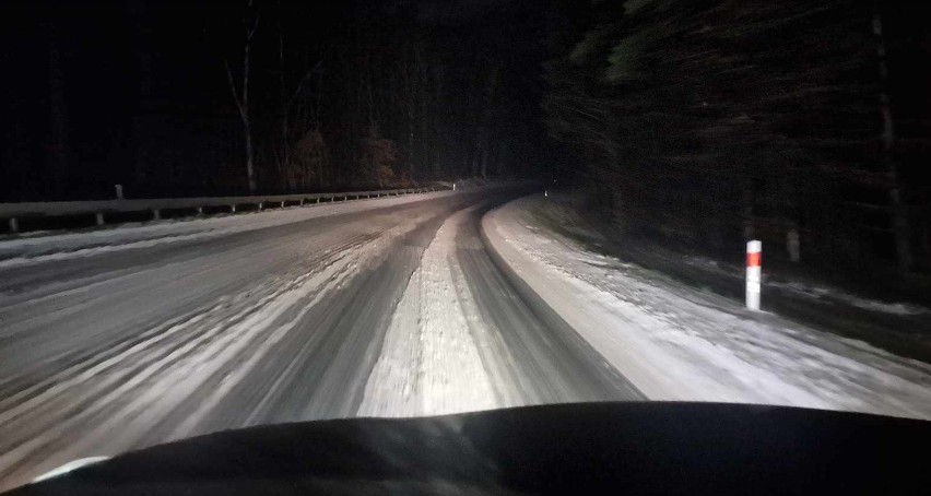 Uwaga kierowcy! Ślisko na drogach w Koszalinie i regionie. W nocy doszło do kilku wypadków [ZDJĘCIA]