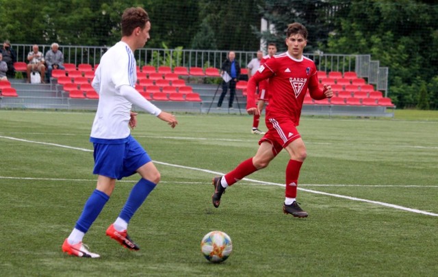 Broń Radom przegrała z czwartoligowym MKS Piaseczno aż 0:5. W czerwonej koszulce Damian Winiarski, zawodnik radomskiego klubu.