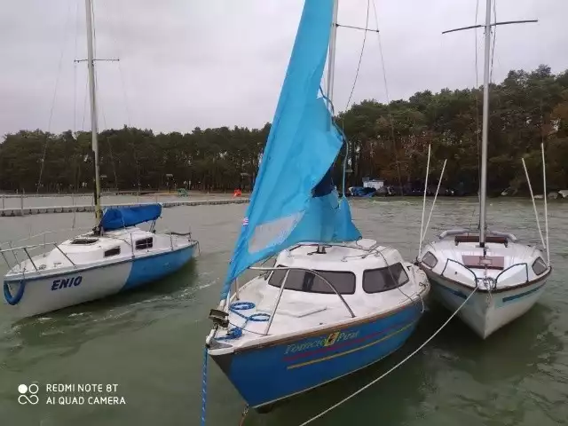 Łajby spychane na plażę