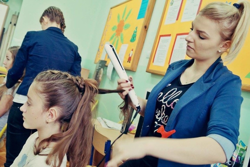 Uczniowie klasy fryzjerskiej z Kłobucka strzygli młodszych kolegów z Waleńczowa [ZDJĘCIA]