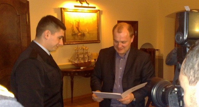 Radosław Komorek odbiera dyplom od Piotra Krzystka.