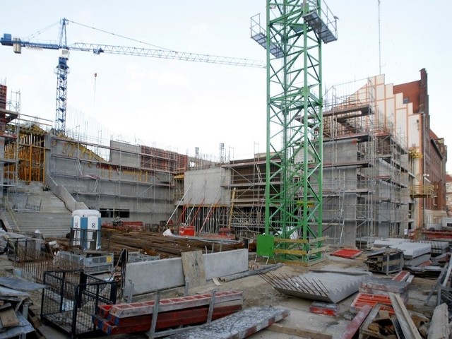 Z dnia na dzień widać postępy na budowie nowej Filharmonii. Budowa najbardziej oryginalnego obiektu w Szczecinie ma się zakończyć w kwietniu 2013 roku.