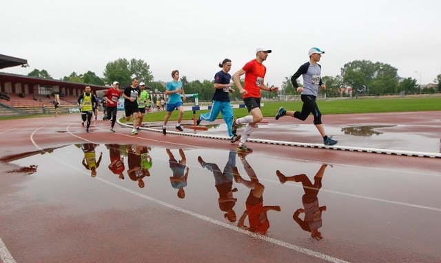 Dziś na obiekcie sportowym przy ulicy Wyspiańskiego w Rzeszowie odbyła się VI edycja Testu Coopera. Swoją sprawność fizyczną sprawdziła młodzież, jak i dorośli.