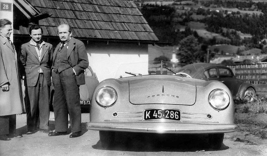 Rok 1947. Przed letnim domem w Gmünd stoi prototyp o...