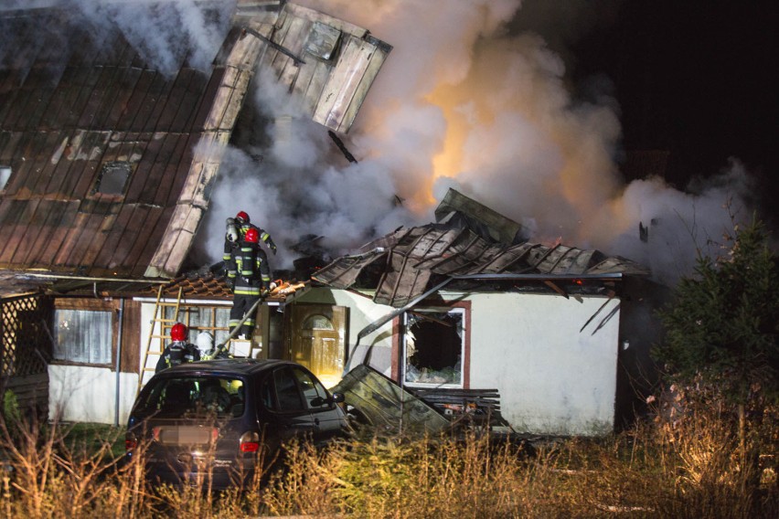 Pożar domu jednorodzinnego w Redęcinie koło Słupska. Śmierć poniósł 60-letni mężczyzna [ZDJĘCIA,WIDEO]