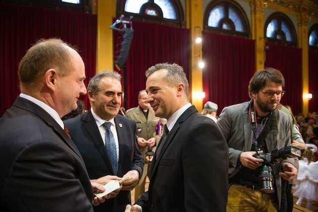 Marszałek Piotr Całbecki (z lewej) i wojewoda Mikołaj Bogdanowicz (trzeci od lewej) podczas spotkania opłatkowego w Toruniu